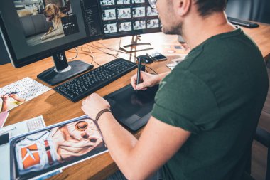 Tıraşsız erkek elektronik tablet üzerinde çizim