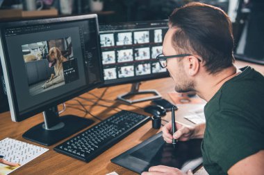 Sakin adam bilgisayar ile çalışma