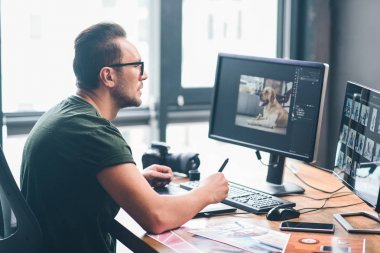 Düzenli erkek bilgisayar görüntü bakarak
