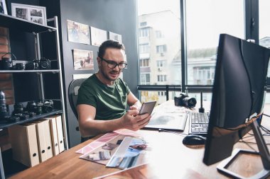 Mutlu bir adam tarafından mobil ileti gönderme