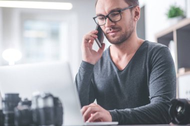 Neşeli erkek Office telefonla söylüyorum