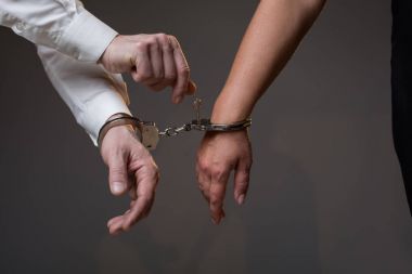 Erkek el Anahtarcı kadın bir kelepçe--dan