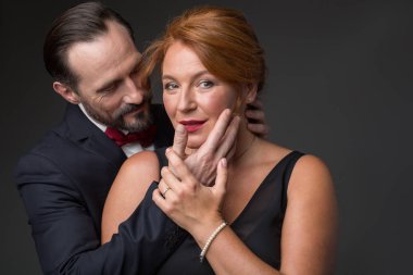 Şehvetli çift birbirlerine tutku ifade