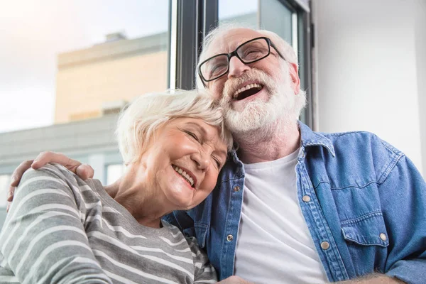 Olgun çift birbirine yapıştırma gülüyor