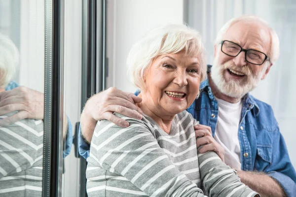 Feliz hombre viejo y mujer rebosante de risa — Foto de Stock