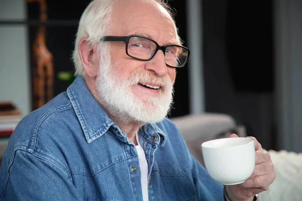 Viejo sonriente con taza de café — Foto de Stock