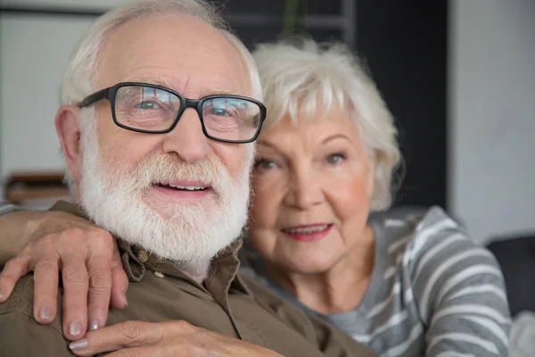 Dos hombres y mujeres ancianos sinceros y pensativos abrazándose — Foto de Stock