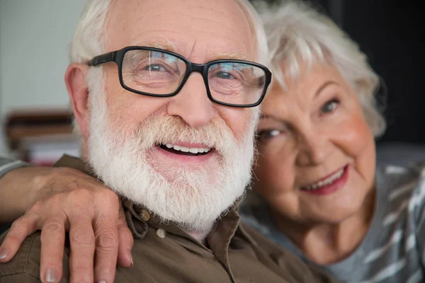 Riendo casada pareja de edad mirando a la cámara —  Fotos de Stock