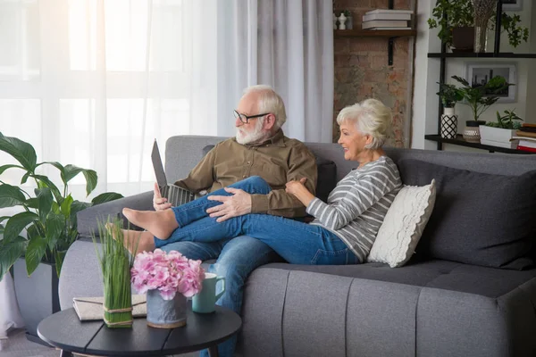 Dos curiosos hombres y mujeres mayores comunicándose con sus familiares — Foto de Stock