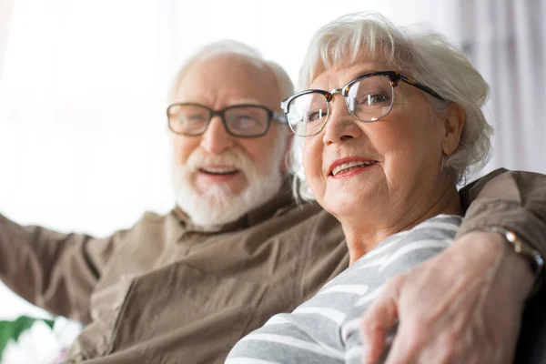 Pensionistas sonrientes unidos entre sí — Foto de Stock