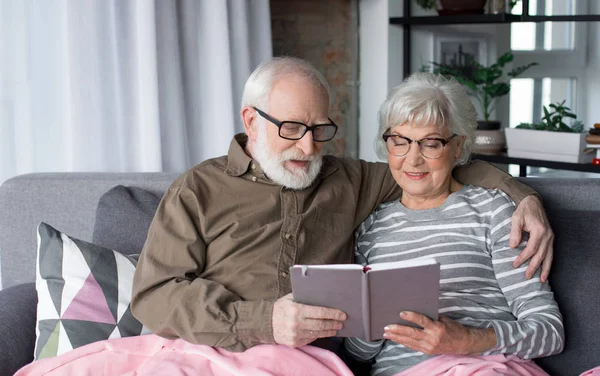 Casado pareja de edad mirando en álbum de fotos — Foto de Stock