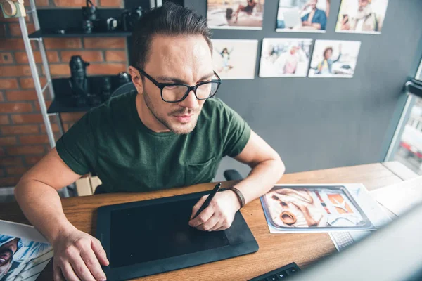 Homem sério desenho em tablet eletrônico especial — Fotografia de Stock