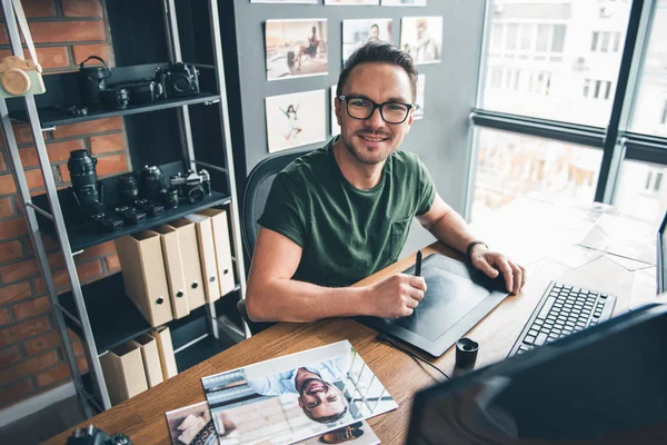 Feliz fotógrafo sin afeitar escribiendo en tableta electrónica — Foto de Stock