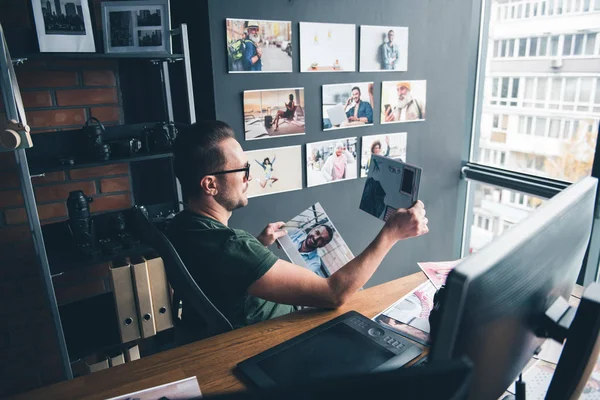 Homem sério assistindo a fotos — Fotografia de Stock