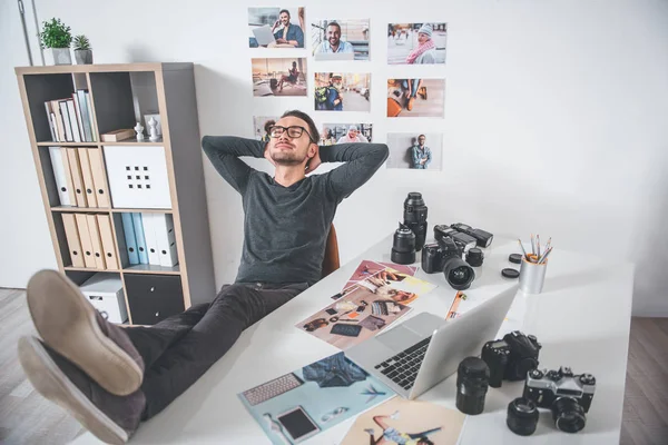 Veselá fotograf relaxační v práci — Stock fotografie