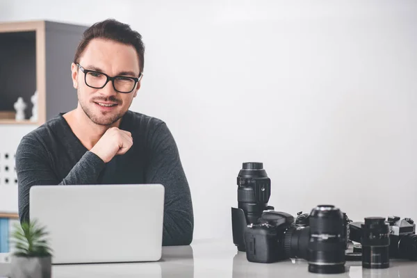 Fotógrafo de saída digitando no laptop — Fotografia de Stock