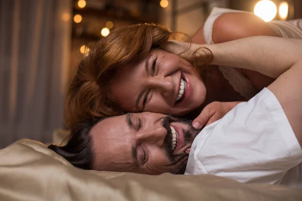Радостная супружеская пара в постели — стоковое фото