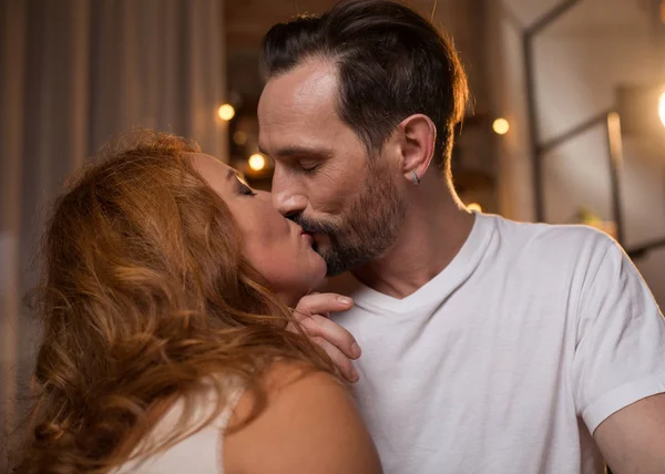 Şehvetli adam ve kadının samimi öpücük — Stok fotoğraf