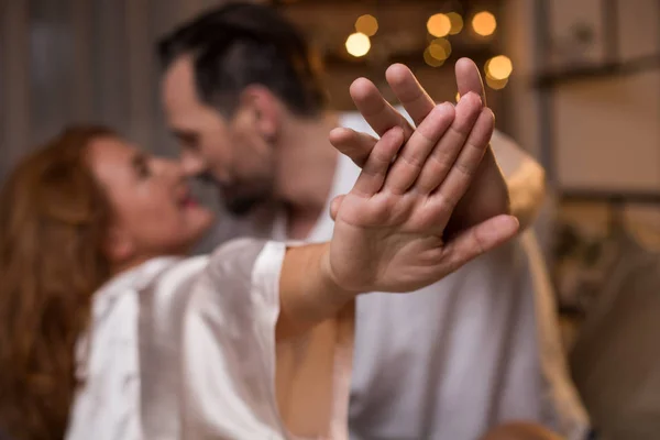 Zorgeloos verliefde paar wil om alleen te zijn — Stockfoto