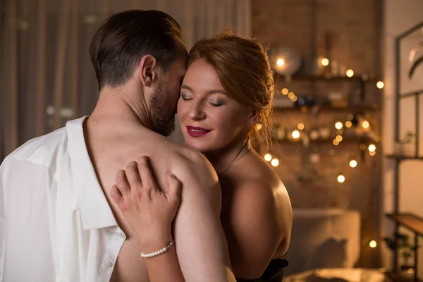 Ardent szerető pár ölelni az intimitás — Stock Fotó