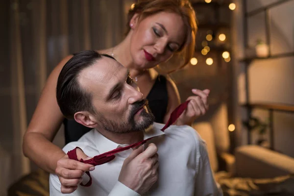 Senhora apaixonado desatando bowtie masculino antes da intimidade — Fotografia de Stock