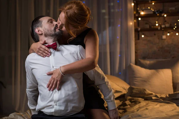 Iubitorii afectuoși se bucură de intimitate în pat — Fotografie, imagine de stoc