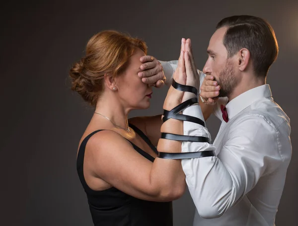 Mąż i żona ręce związane taśmą klejącą — Zdjęcie stockowe