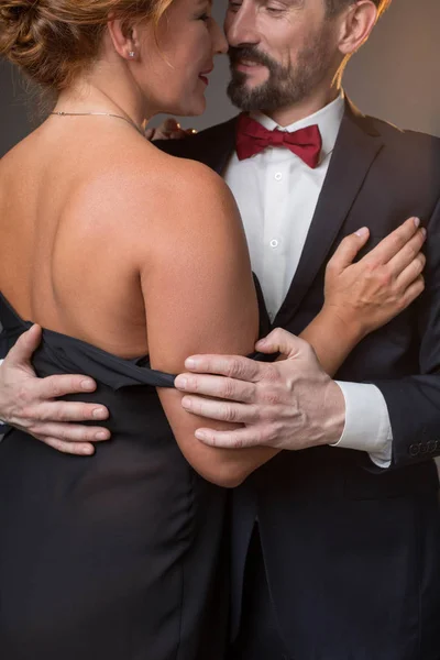 Tutkulu çift sırasında romantik müzik taşıma — Stok fotoğraf