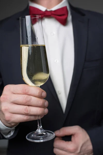 Manlig hand innehav glas champagne — Stockfoto