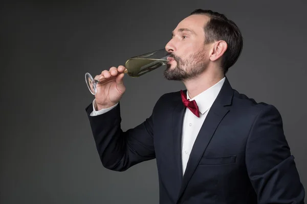 Элегантный бородатый бизнесмен пьет шампанское — стоковое фото