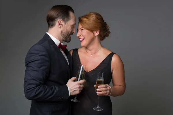 Joyeux homme et femme d'âge moyen qui boivent ensemble de l'alcool — Photo