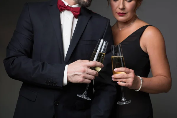Şık erkek ve kadın içecek ile yıldönümünü kutluyor — Stok fotoğraf