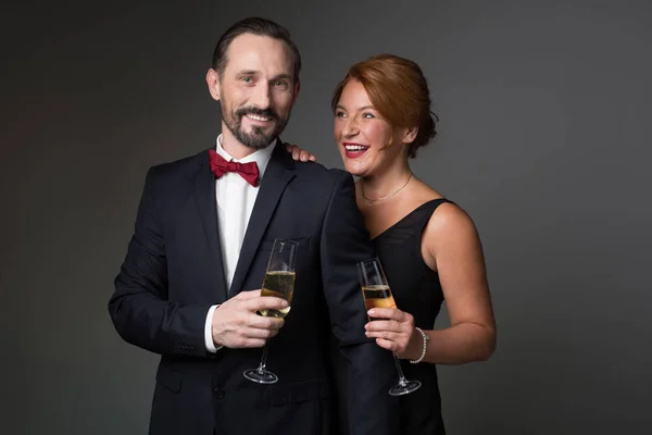 Couple heureux et aimant buvant du champagne pour une occasion spéciale — Photo