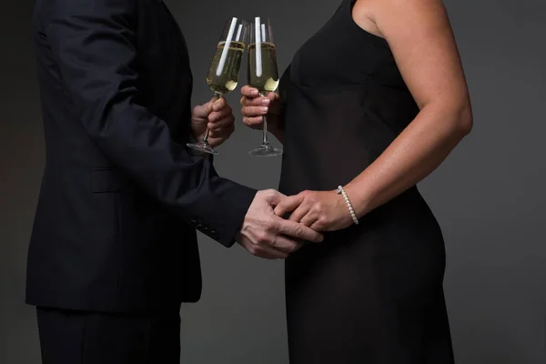 Homem afetuoso e mulher clinking taças de champanhe — Fotografia de Stock