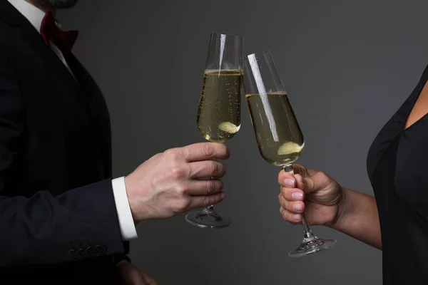 Homem e mulher bebendo bebida alcoólica na celebração — Fotografia de Stock