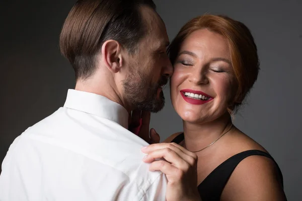 Sensual homem e mulher abraçando — Fotografia de Stock