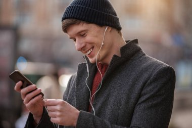 Gülen çocuk kulaklýklý mikrofon seti telefona katılmadan