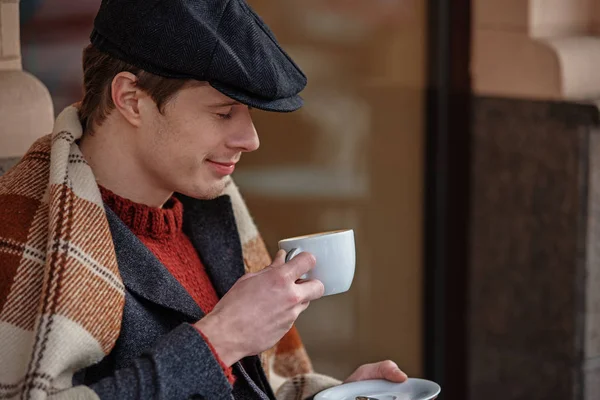 İçme espresso ile kapalı gözler gülümseyen adam — Stok fotoğraf