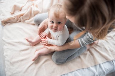 Neşeli anne kızıyla birlikte vakit