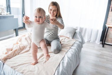 Neşeli küçük bebek adımlar
