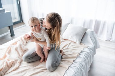 Mutlu genç kadın bebeğini holding