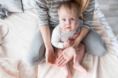 Çocuğu ile vakit caring anne