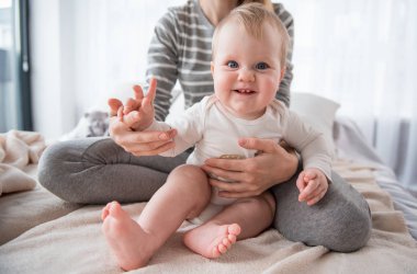 Genç anne ve kızı birlikte vakit