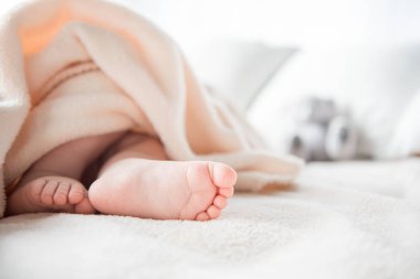 Yatakta ihale yenidoğan bacaklar