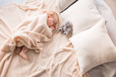 Tatlı çocuk ağız içinde başparmak ile