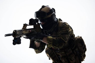 Şiddetli defender saldırı tüfeği izlerken