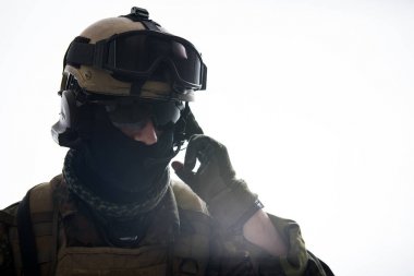 Sakin asker kulaklık tarafından söylüyorum