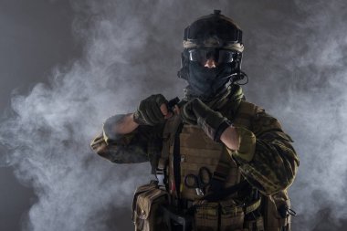 Asker tutmak bomba kollarında