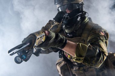 Ciddi barışçı holding silah elinde