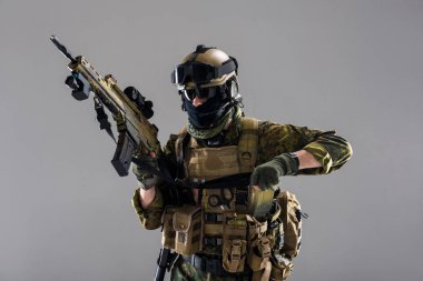 Düzenli erkek holding modern silah